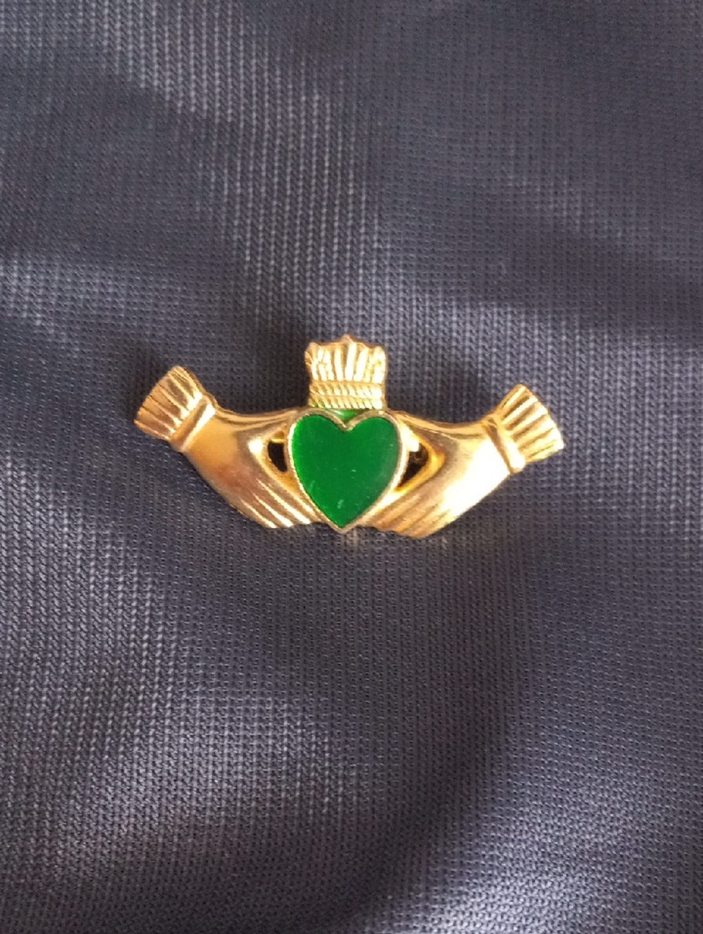 Vintage 90s GGI Irish Claddagh Hands Figural Gold Tone Pin